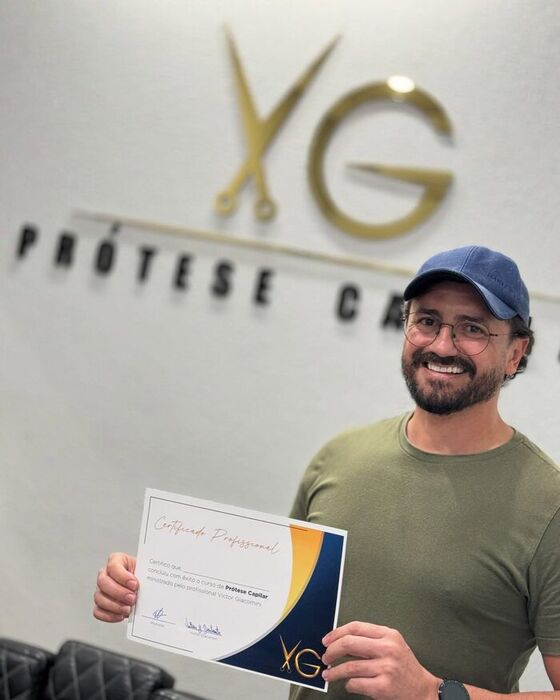 Aluno certificado no curso de prótese capilar da VG