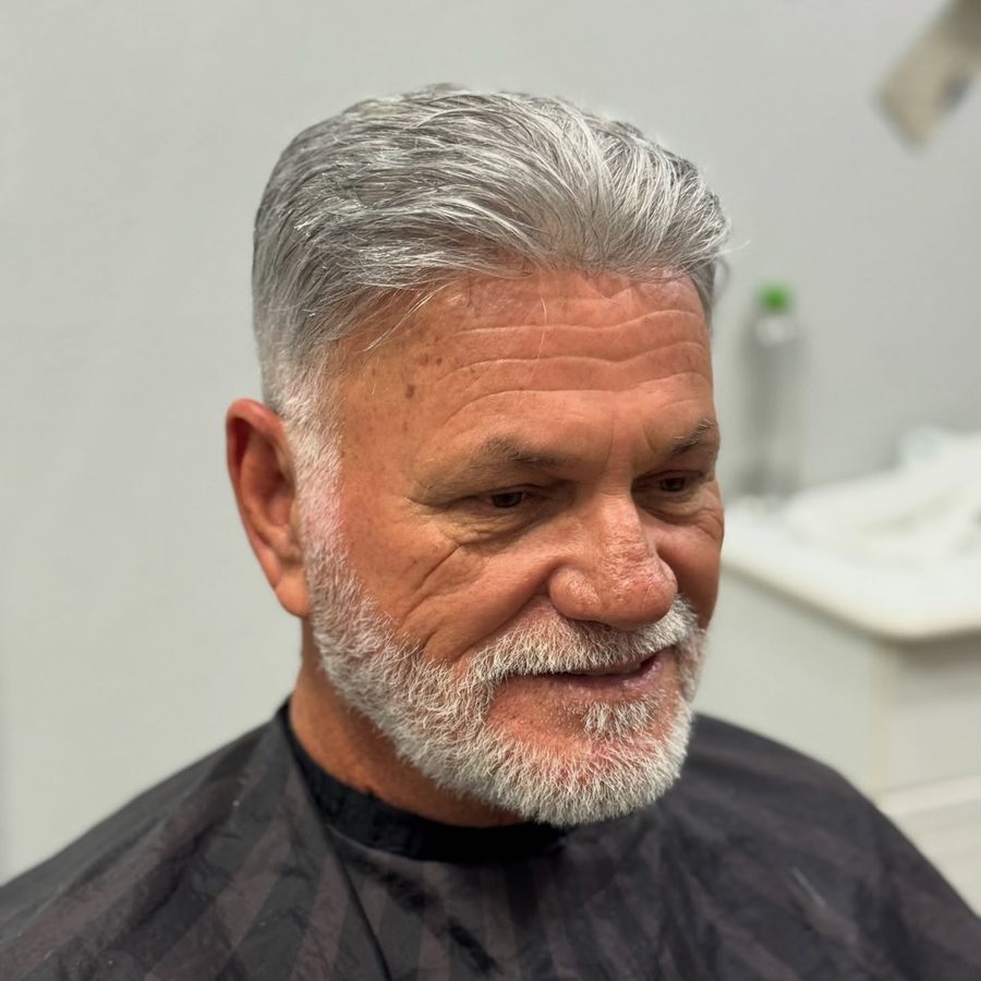 Resultado de prótese capilar grisalha natural com barba grisalha
