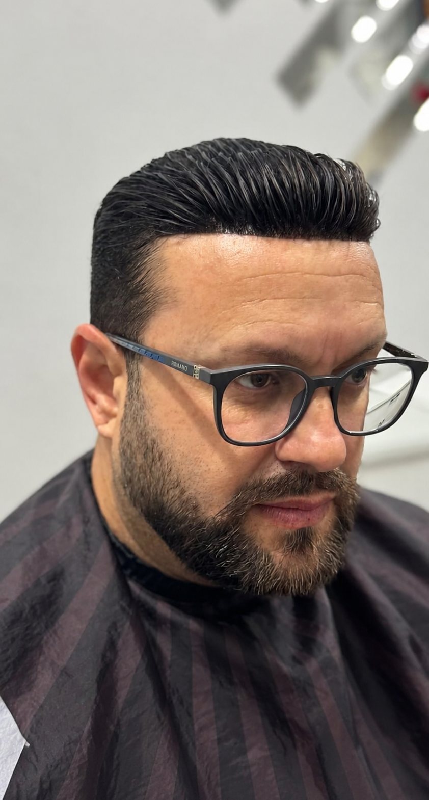 Prótese capilar recém-aplicada, ainda sem corte e finalização